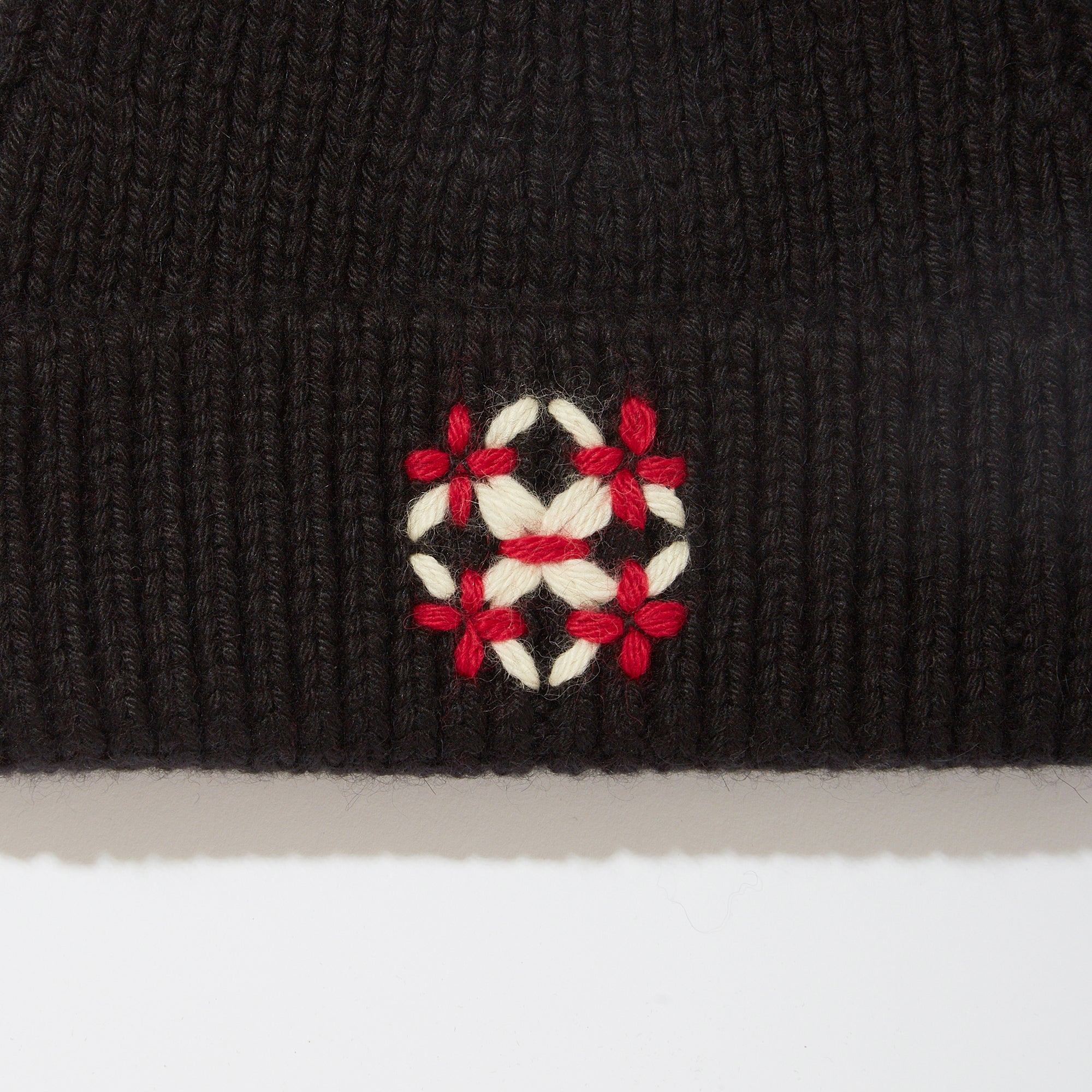 【新品】ザ・イノウエブラザーズ×KUON アルパカ 刺し子 ニット帽 ビーニー黒 x THE INOUE BROTHERS] Alpaca Rib Hat-Sashiko Flower- – KUON Tokyo